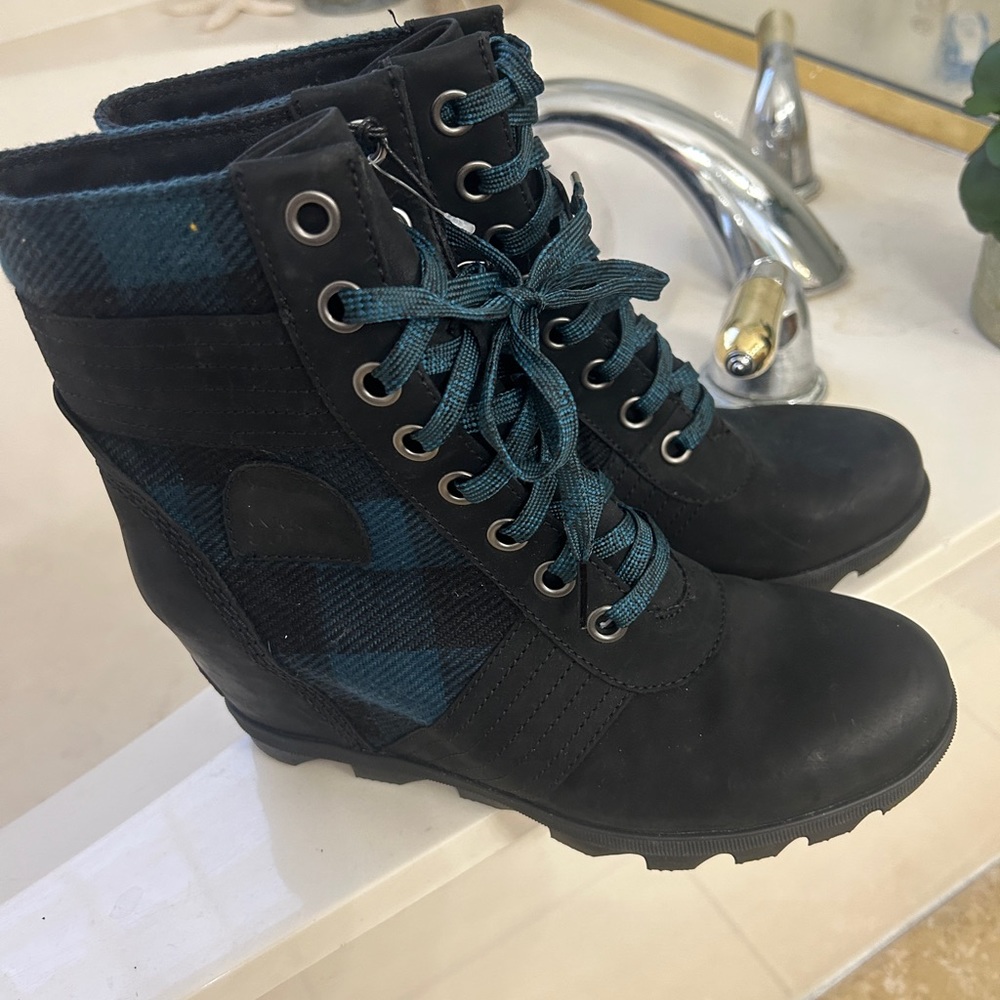 Women’s Black & Teal Lace-Up Ankle Boots
